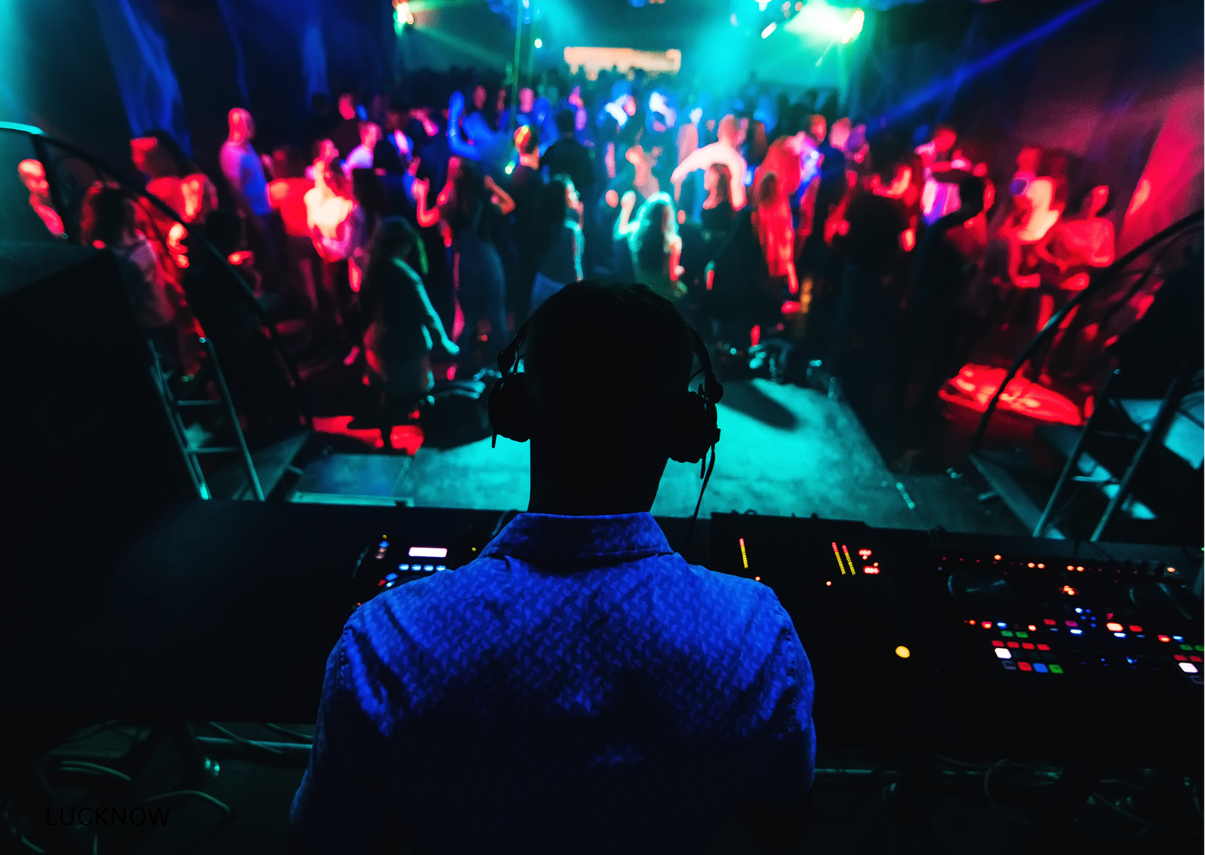 Read more about the article Top Live-Music Cafes in Lucknow With Bands, Open Mics & Performances